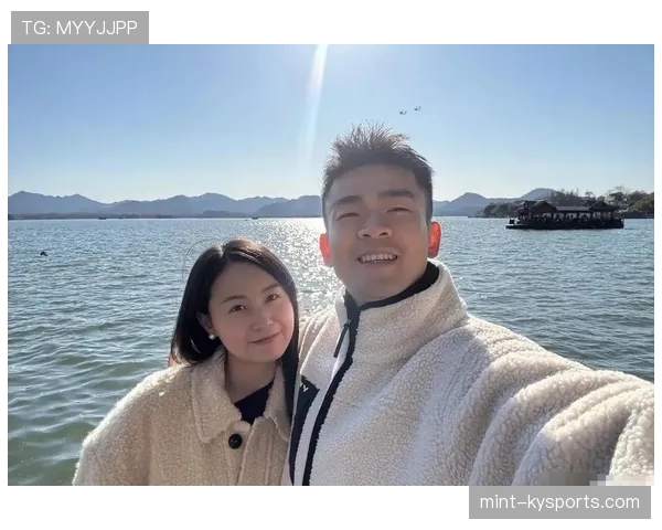 郑思维训练完直接啃鸡腿，这自律和放纵切换得也太丝滑了